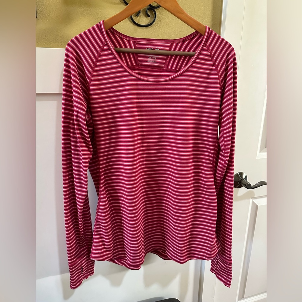 Women’s Mountain Hardwear shirt, XL, w/thumbholes.